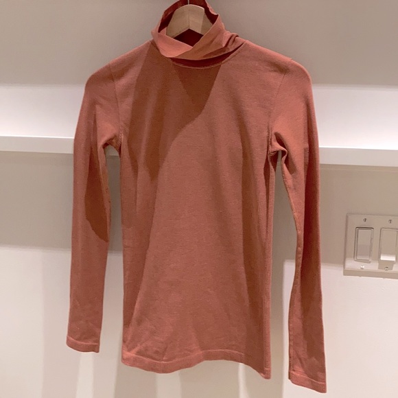 Lululemon Yin Vibes Turtleneck - Picture 2 of 10
